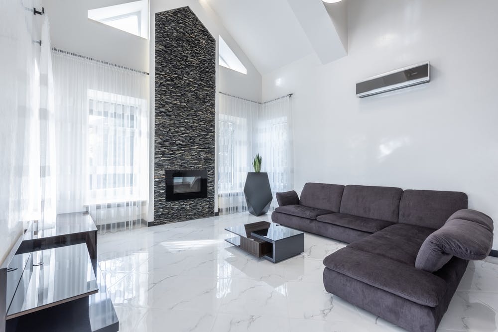 Salón amplio climatizado con equipo de aire acondicionado instalado