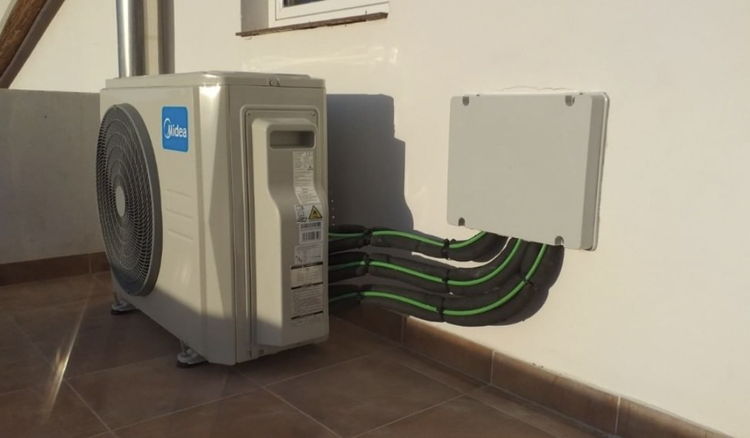 Unidad exterior de aire acondicionado instalada por Coellclima