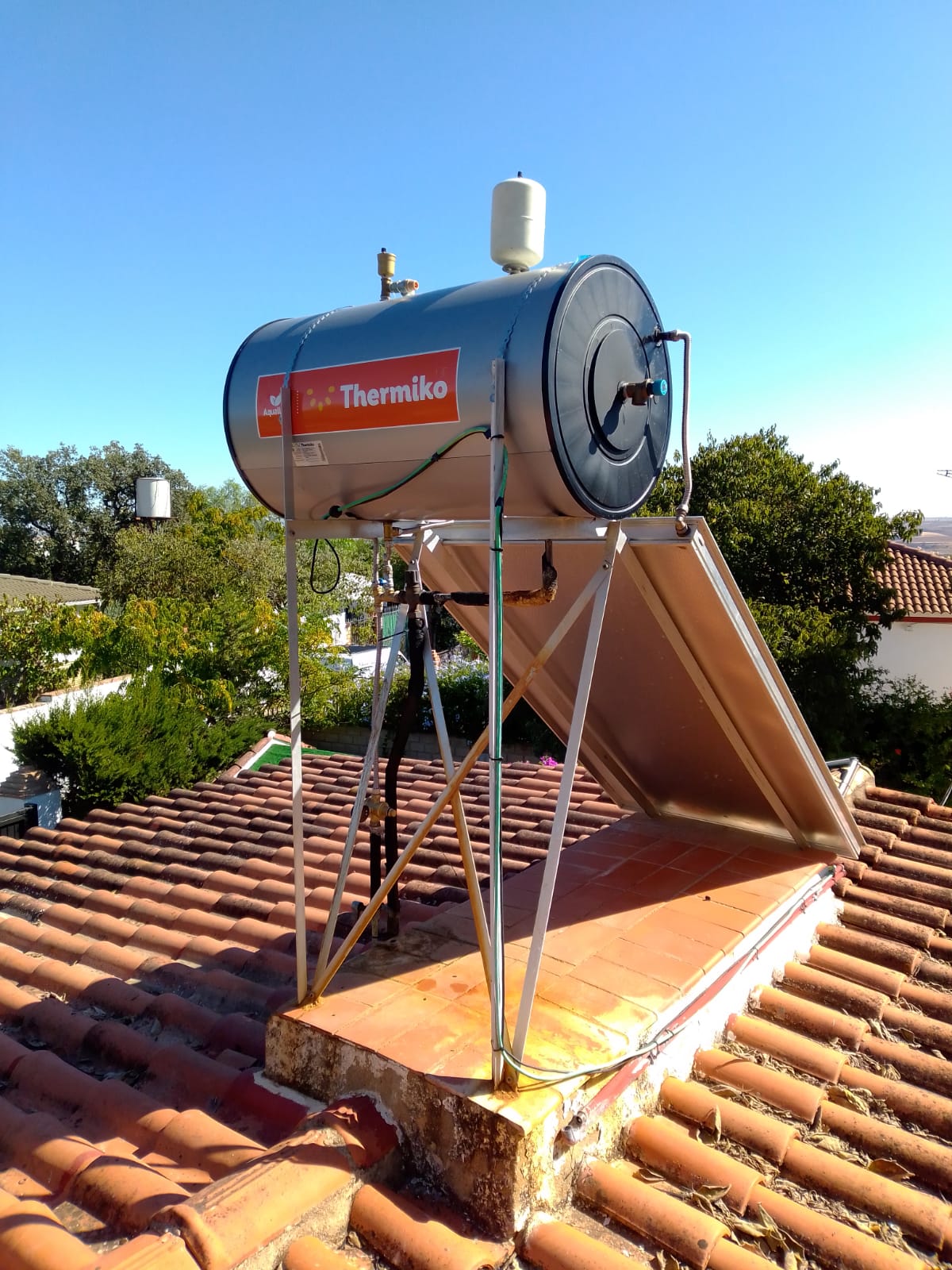 Equipo solar térmico instalado en un tejado por Cordoclima
