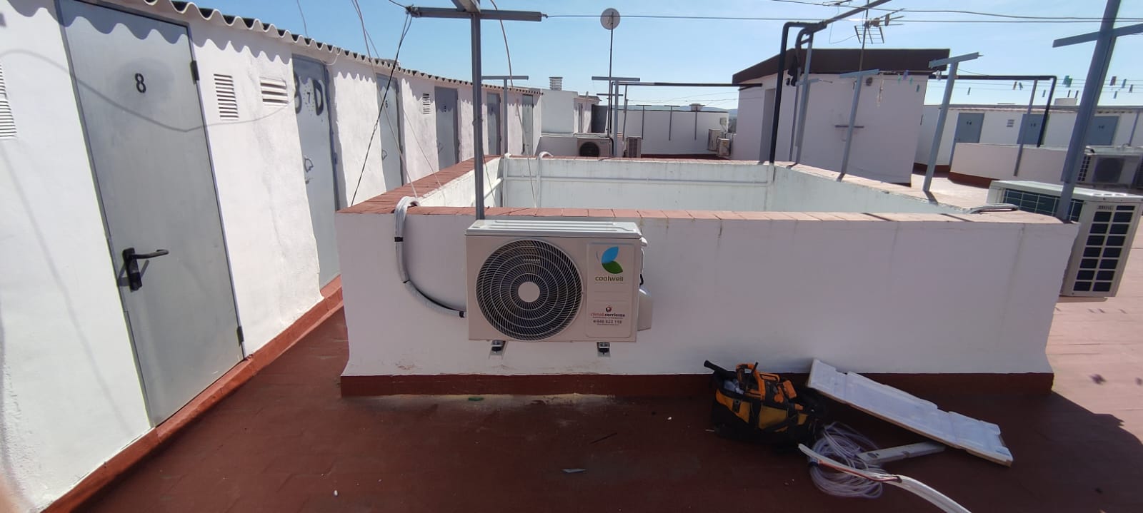 Unidad de aire acondicionado instalada en una azotea de Córdoba