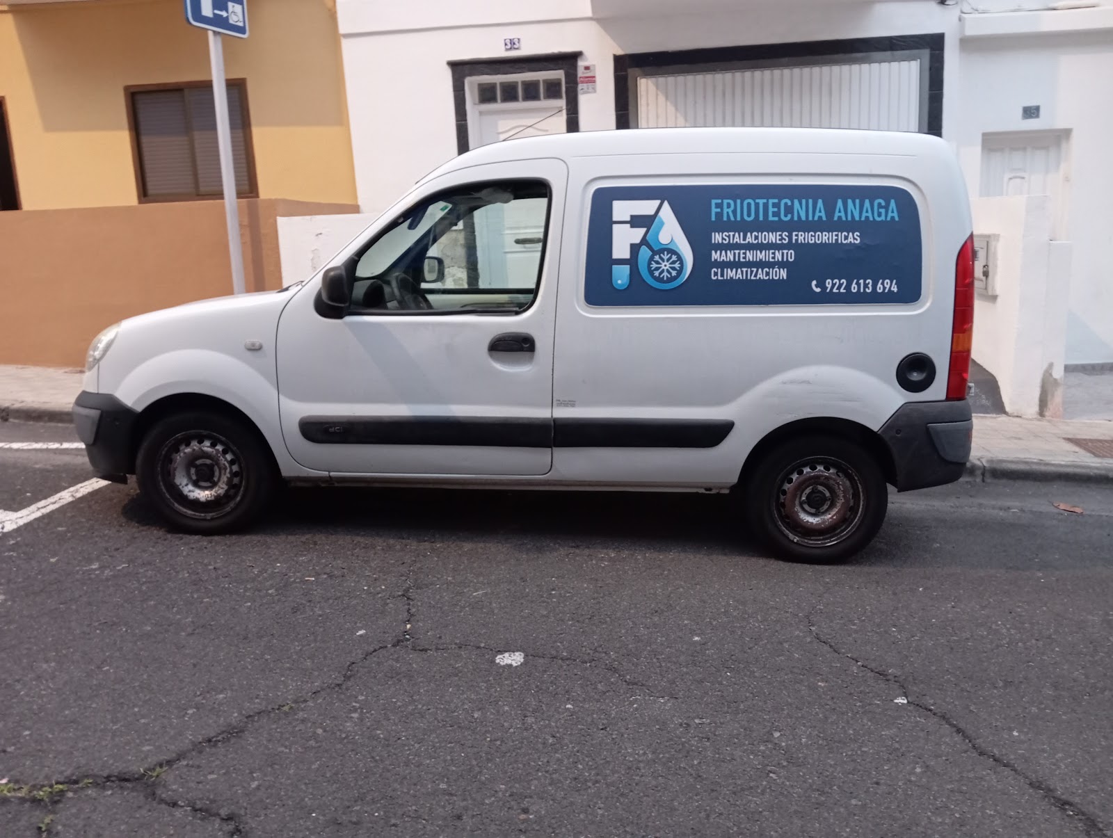 Furgoneta de trabajo de Friotecnia Anaga en La Laguna