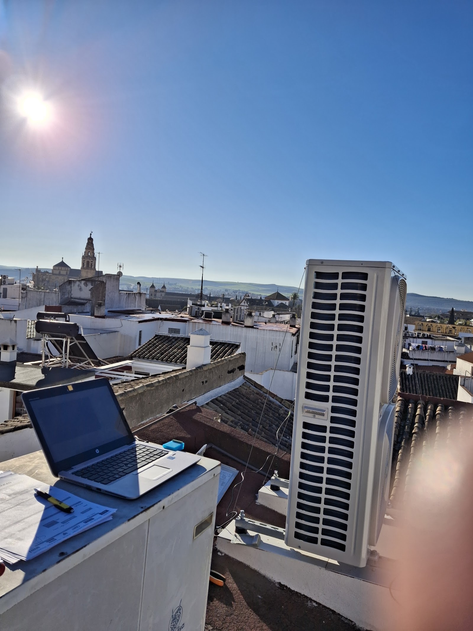 Unidad de aire acondicionado instalada en una azotea de Córdoba