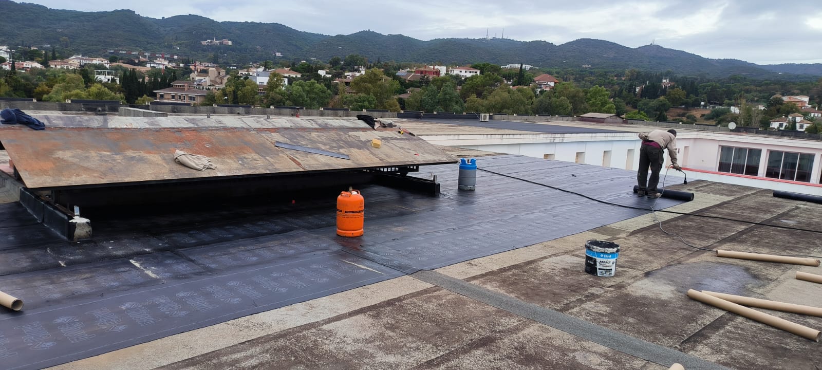 Operarios de Rivas Conde impermeabilizando una azotea en Córdoba