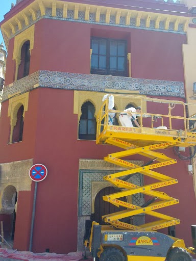 Trabajos de rehabilitación de fachada de Rivas Conde con plataforma elevadora