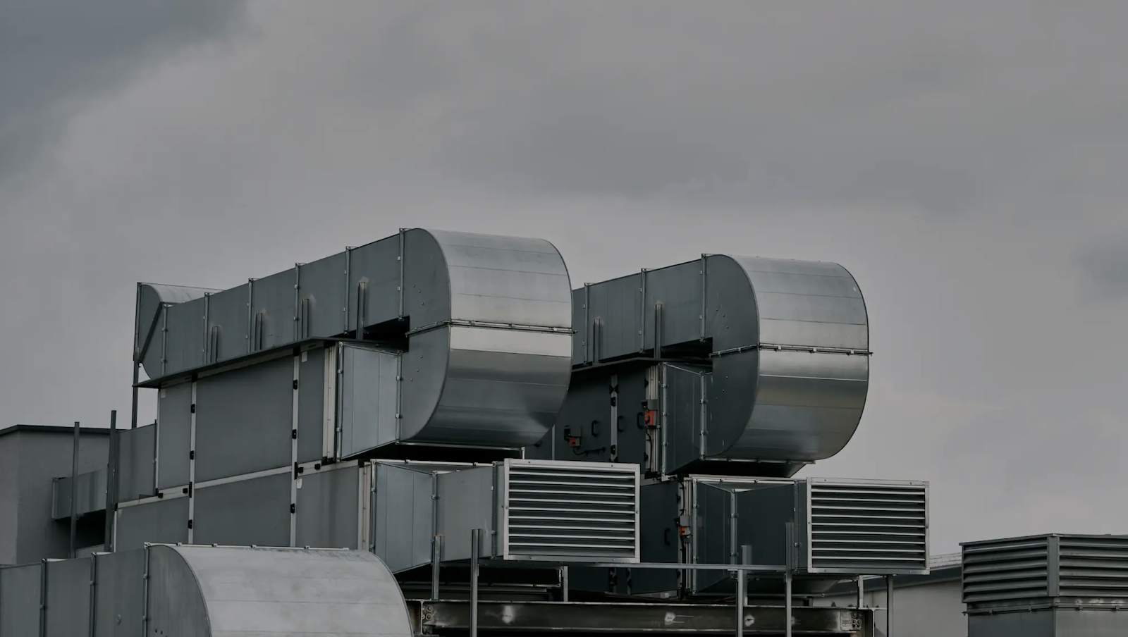 Conductos de ventilación instalados por Teclicor en una cubierta